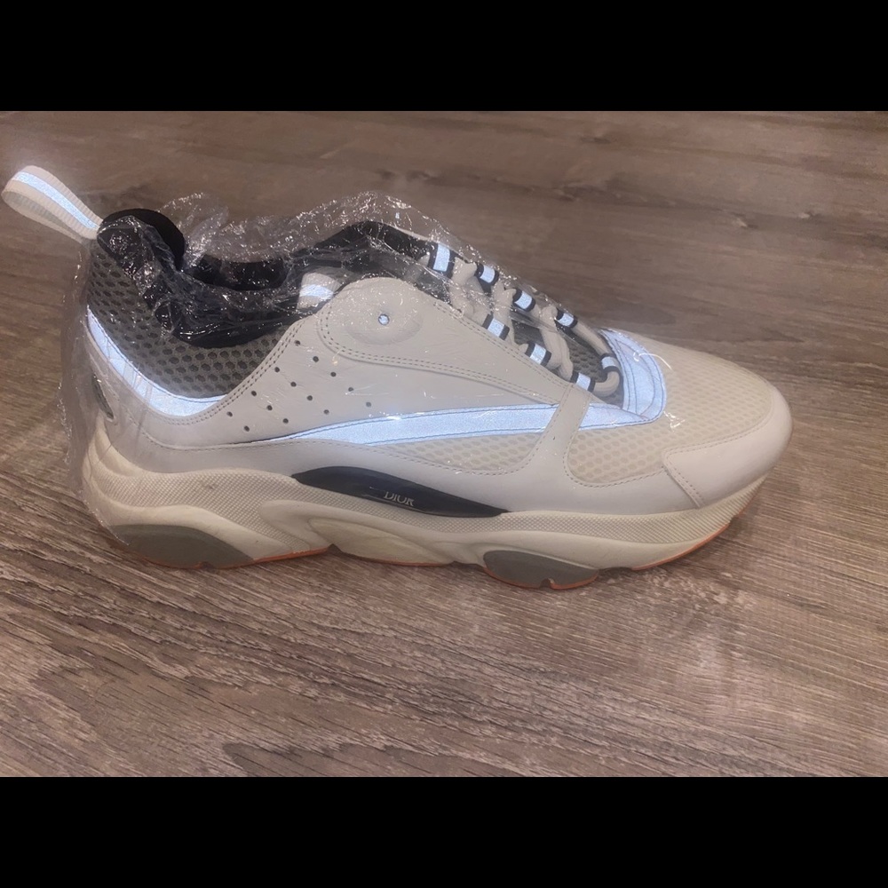 DIOR B22 ‘white khaki’